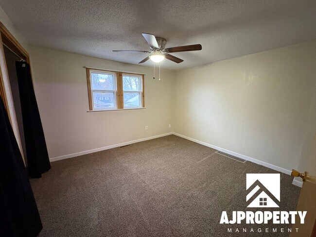 Building Photo - 1925 S Lake Ave