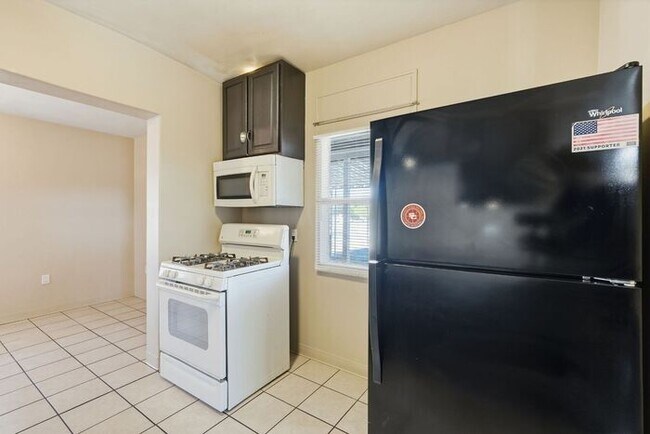 Building Photo - Light-Filled Tucson 2 Bedroom Rental – Move In This November!