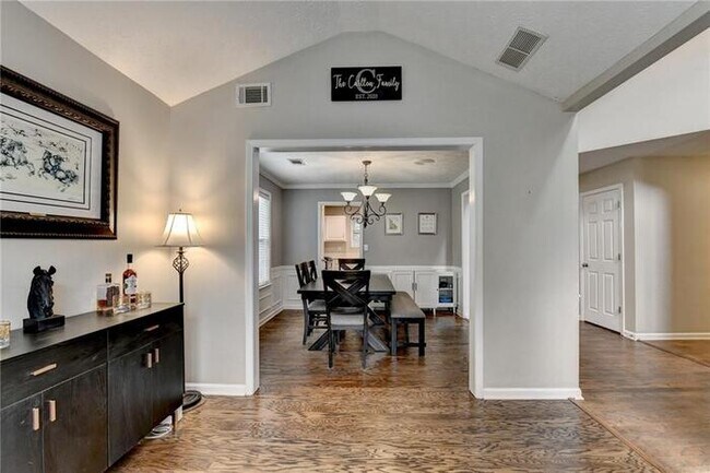 Building Photo - House 3 Beds 3 Baths
