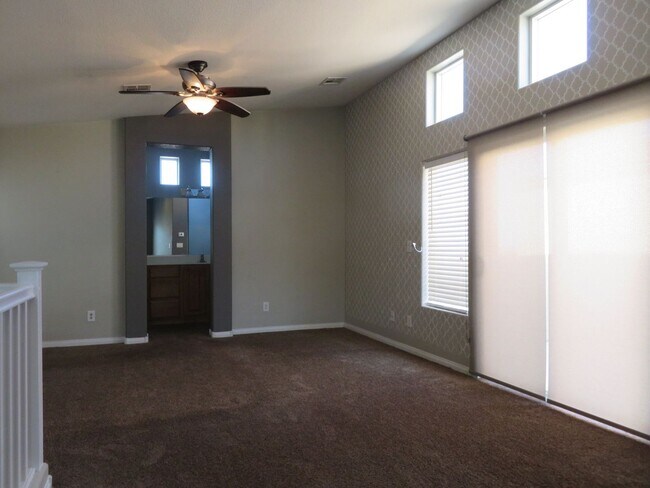 Building Photo - CLEAN AND READY TO MOVE IN