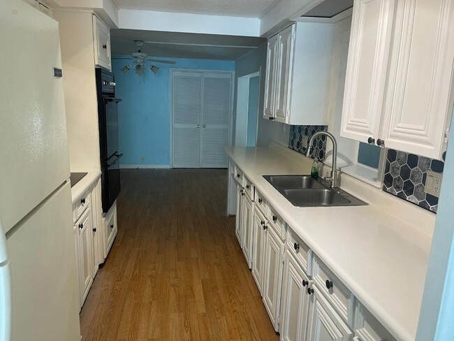 Building Photo - 1021 Wingo Dr