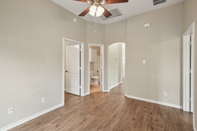 Building Photo - 3026 Sunset Park Dr