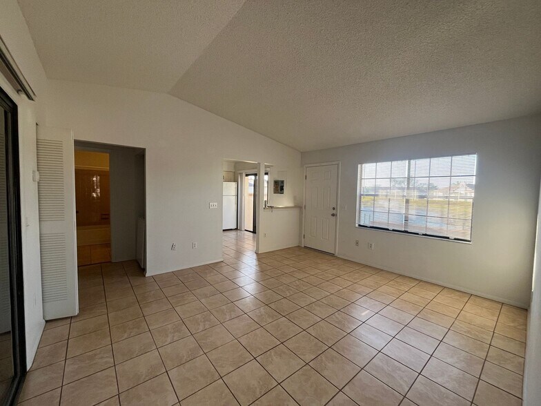 Building Photo - Available Now 2/2 in Port Charlotte