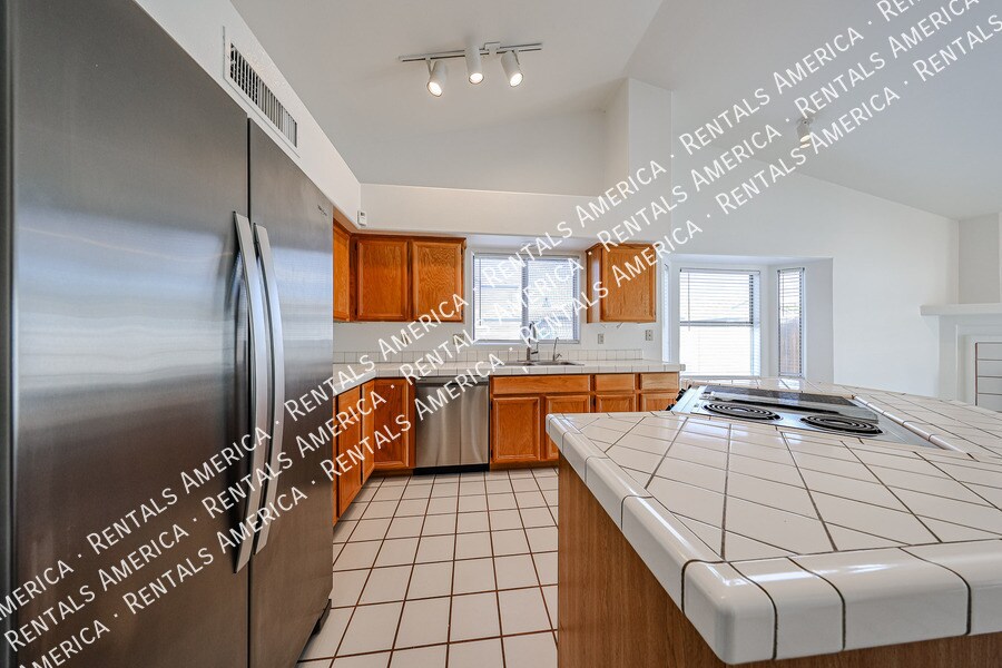 Building Photo - 15831 N 6th Ave