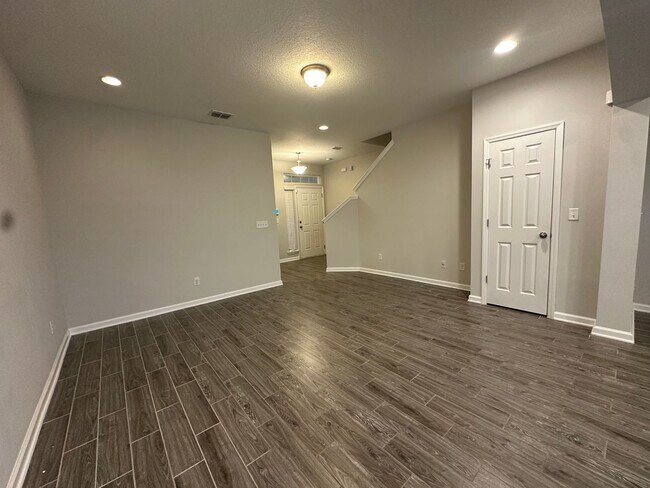 Building Photo - LIKE NEW OAKLEAF TOWNHOME!