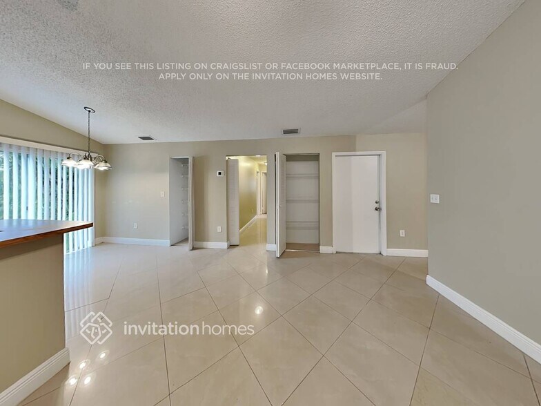 Building Photo - 10025 SW 139th Pl