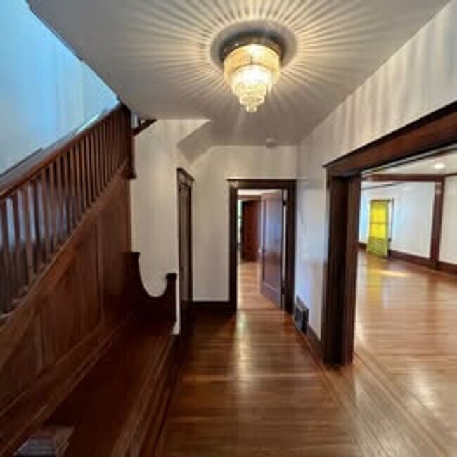 Building Photo - 3 Bed | 2 Bath | McKinley Park Area — $3,375/Month