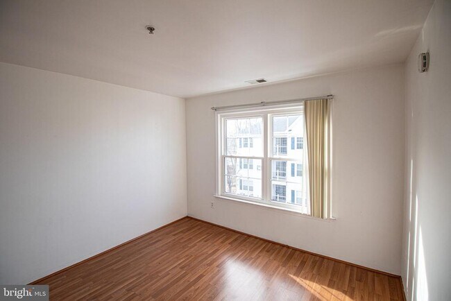 Building Photo - 1337 Waterford Dr