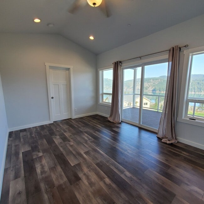 Building Photo - Dog friendly Lakeview 3 Bed: 2Bath w/2 Car...