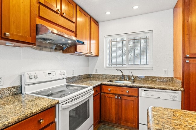 Building Photo - Lake Merritt Living: 1 Bed Condo with Balc...