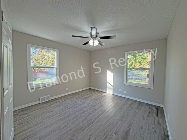 Building Photo - GREAT LOCATION - CLOSE TO NATIONAL AND SEM...