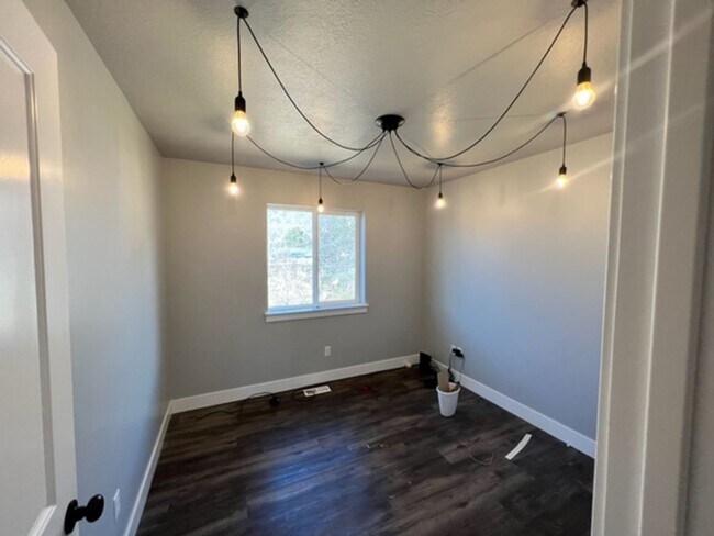 Building Photo - STUNNING 7-BEDROOM HOME IN PLEASANT GROVE
