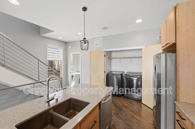 Building Photo - 919 Westbrook Dr