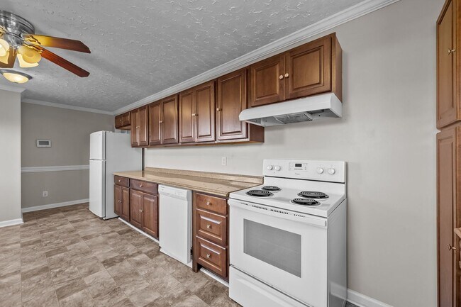 Building Photo - Welcome to Regalwoods!