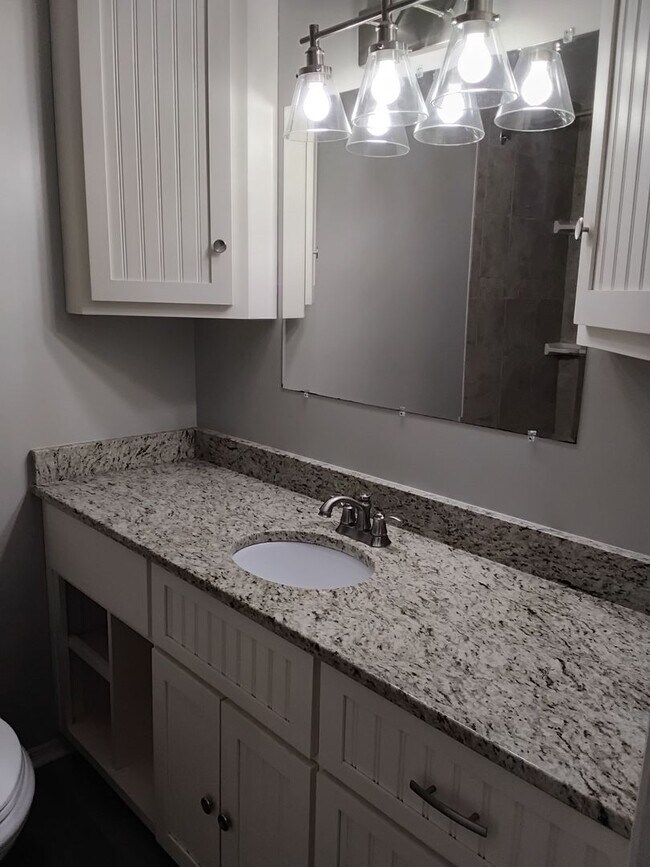 Building Photo - 422 Holly St