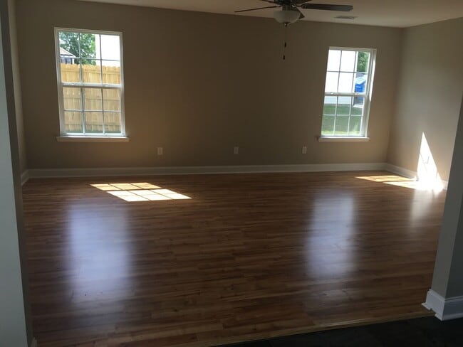 Building Photo - Coming soon  3 Bed 3 Bath Pet Friendly Home in Midway.