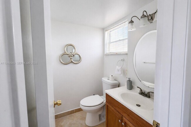 Building Photo - 950 Hillcrest Dr