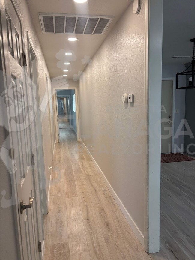 Building Photo - 3 Bedroom/ 2 Bathroom Home