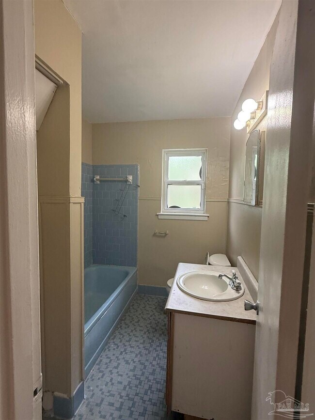 Building Photo - 5103 Wildwood Ave