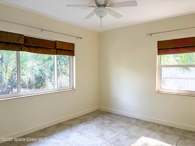 Building Photo - 423 Oleander Ln