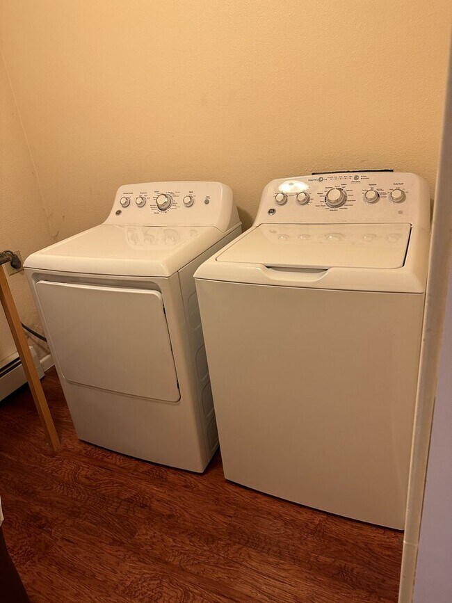 Building Photo - Heat Included! Heated Storage, 2 Bedroom/1...