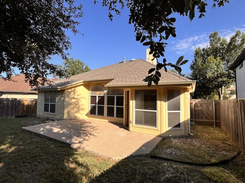 Backyard patio - 8106 Hawick Dr