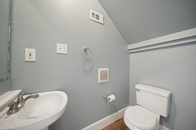 Building Photo - 513 W 22nd St