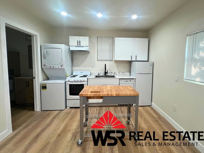 Building Photo - Newly Renovated Rental!