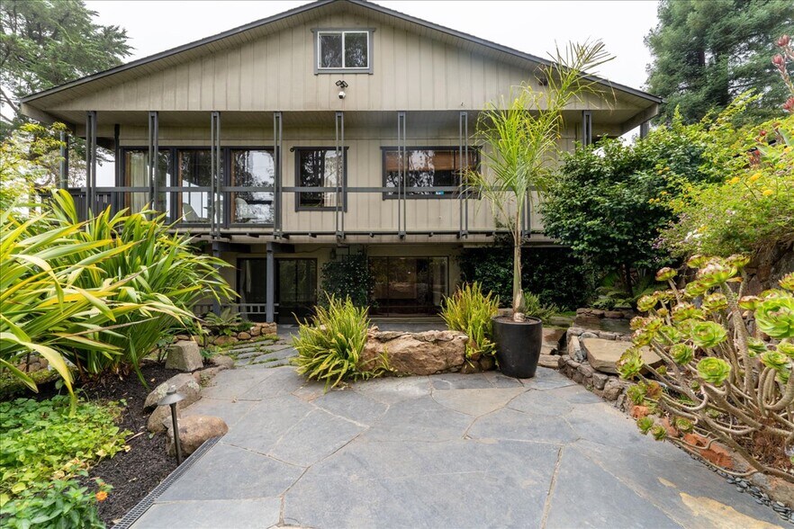 Building Photo - 473 Panoramic Hwy