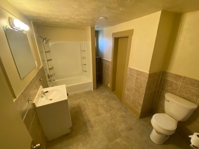 Building Photo - 3 Bed 1 Bath House for Rent