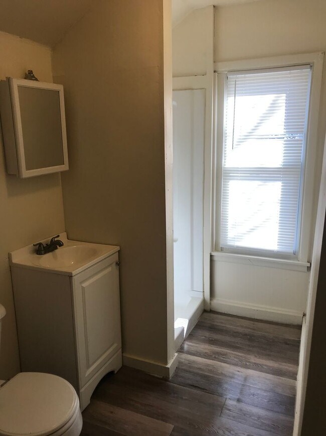 Building Photo - 4 Bedroom Single Family Home in Fairhaven