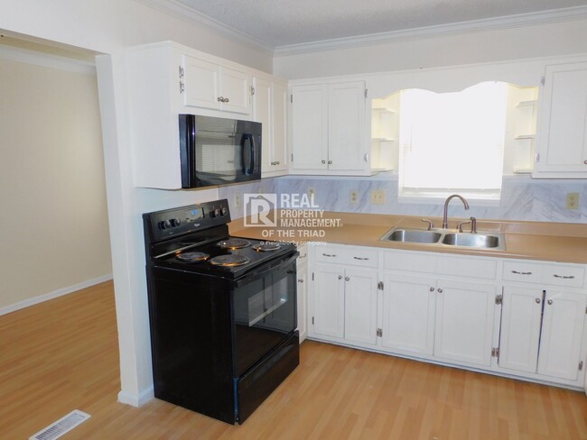 Building Photo - *Move in Special* Spacious 3BR/3.5BA with ...