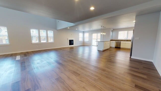Building Photo - Large & Luxurious 3 Bedroom Available Near...