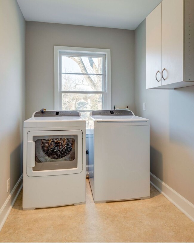 Building Photo - Spacious Green Hills Retreat | 3–4BR, 3BA | Deck, Hot Tub, & Prime Location