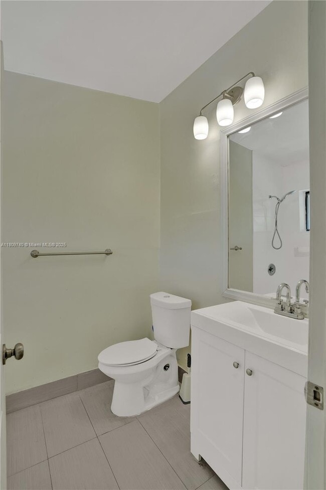 Building Photo - 2529 NE 135th St