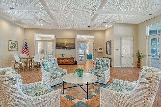 Building Photo - Spacious 3 bedroom, 2 bath condo with a lake view in Palmer Ranch