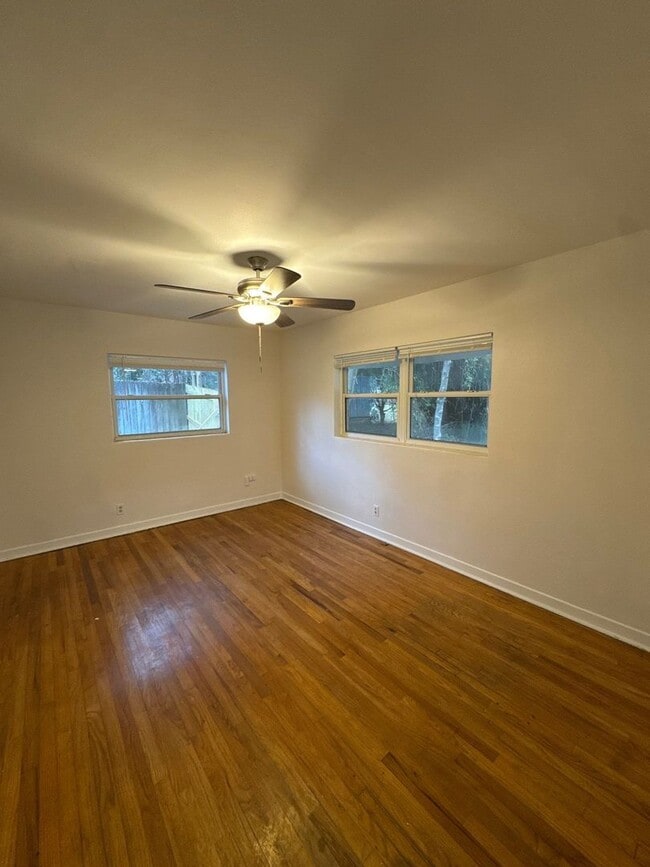 Building Photo - 4 bedroom 2.5 bath house with large yard!!