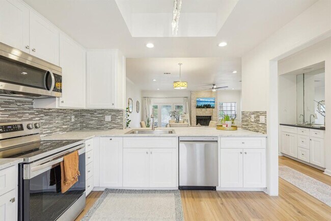 Building Photo - 2201 Lakeway Blvd