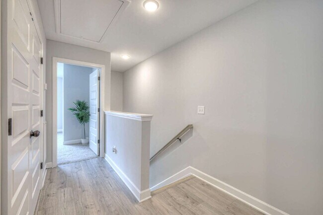 Building Photo - Like-New Modern Townhome Near Dining, Shopping, Trails & Old Hickory Lake