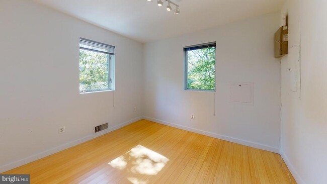 Building Photo - 213 E Raymond Ave