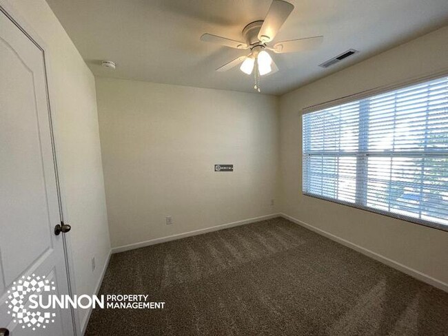Building Photo - Fresh and finished: 3 bed, 2.5 bath townho...