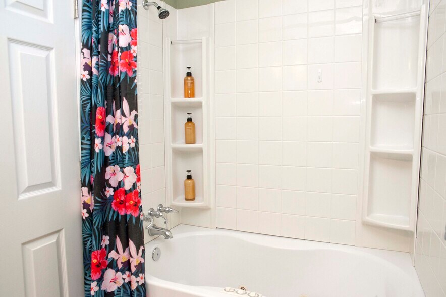 Guest Bath - 458 SE Doat St