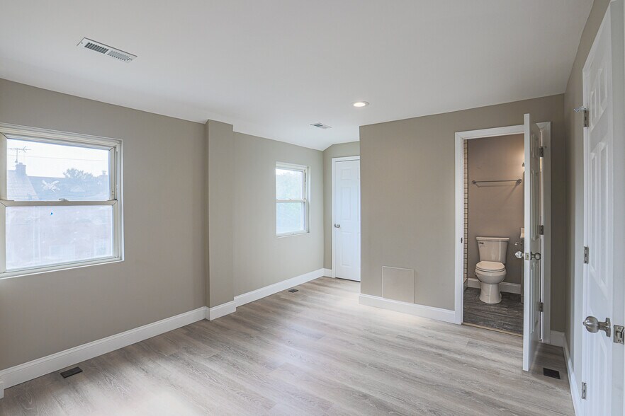 Primary Bedroom w/ En Suite Bathroom - 3825 Rexmere Rd
