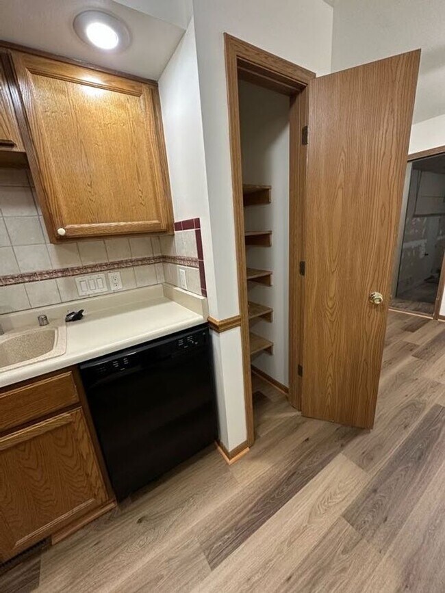 Building Photo - Ellis Avenue Duplex