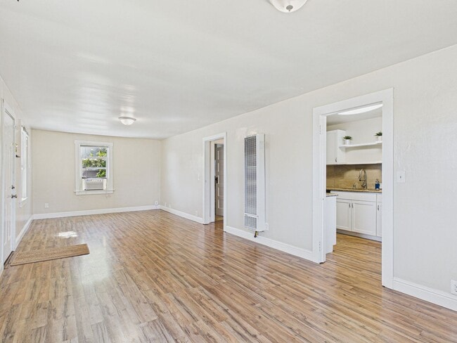 Building Photo - 2 bed 1 bath - Beautiful Outdoor Living