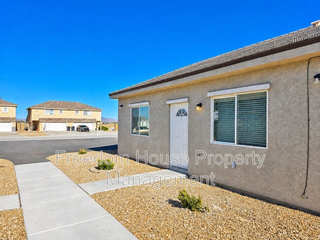 Building Photo - 1121 Sixshooter Ave