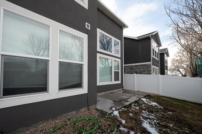 Building Photo - 721 E Zekes Ct