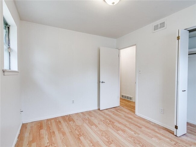 Building Photo - 917 Vickie Dr