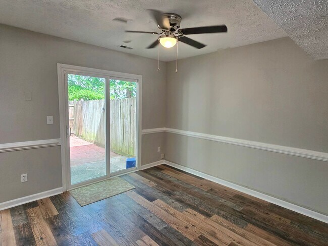 Building Photo - Move in Ready 3 Bedroom Townhouse in Yorktown!