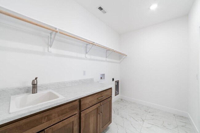 Building Photo - 808 Napa Dr